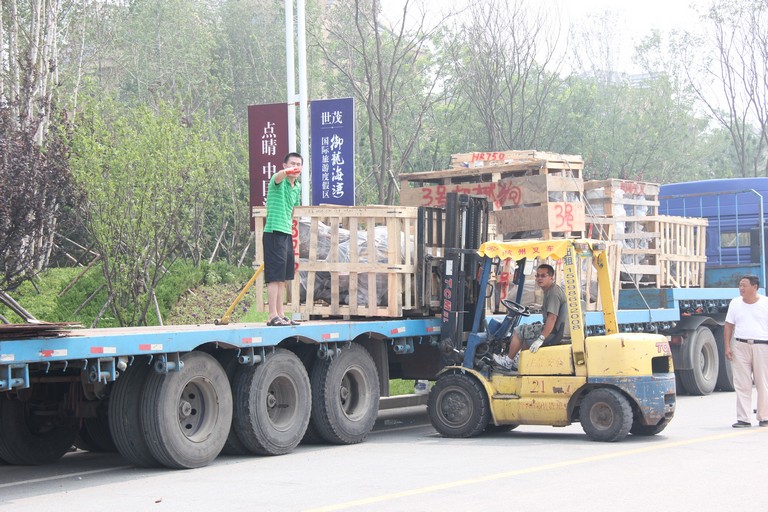 重12吨铁艺变形金刚组装搬运